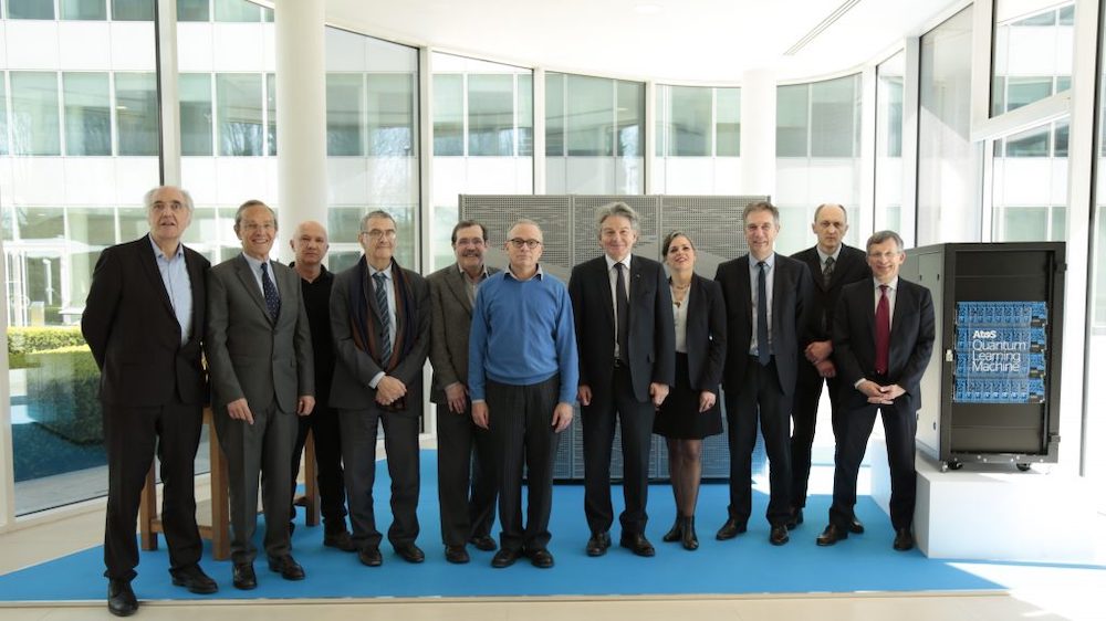 Atos Chairman and CEO Thierry Breton surrounded by the Atos Quantum Scientific Council members on April 6 : Nobel prize laureate in Physics Serge Haroche, Daniel Estève, Alain Aspect, David DiVincenzo, Artur Ekert, (Fields Medal laureate Cédric Villani – member of the Atos Quantum Scientific Council excused) and the members of the managing team of Atos Quantum, next to an Atos QLM.