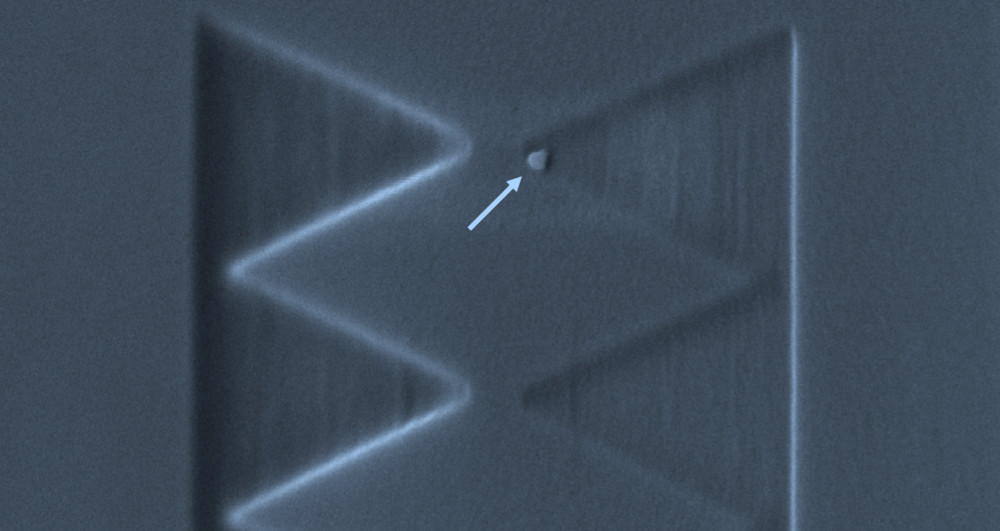Electron microscopy image of a single qubit of about 50 nanometre size (indicated by the arrow) positioned with nanometre-scale precision on a silicon wafer surface.