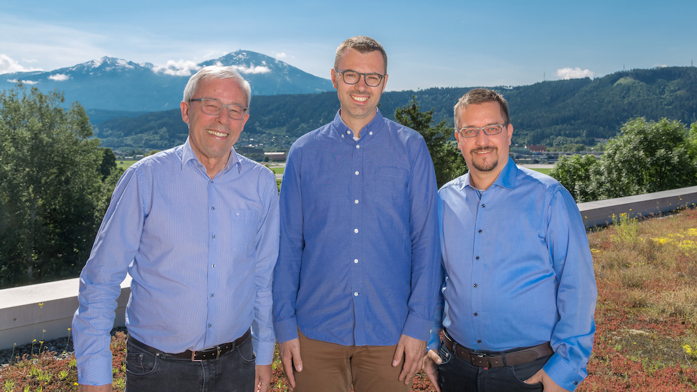 Picture showing Prof. Peter Zoller (left, Univ. of Innsbruck), Dr. Markus Hoffmann (Google), and Dr. Thomas Monz (AQT) upon completing the projects M. R. Knabl