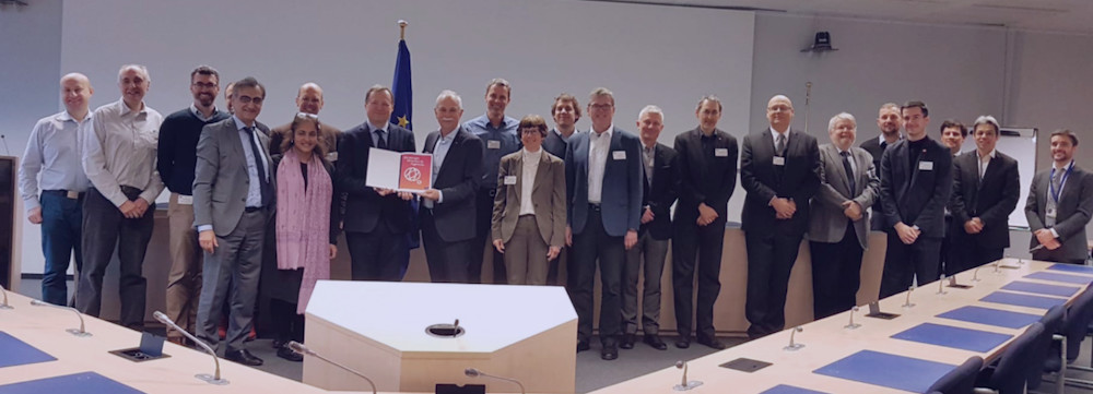 Caption: Prof. Jürgen Mlynek, chair of the Strategic Advisory Board (SAB) and its members hand over the SRA document to Dr. Roberto Viola, Director – General for Communications Networks, Content and Technology of the European Commission (DG CONNECT) and members of the European Commission.
