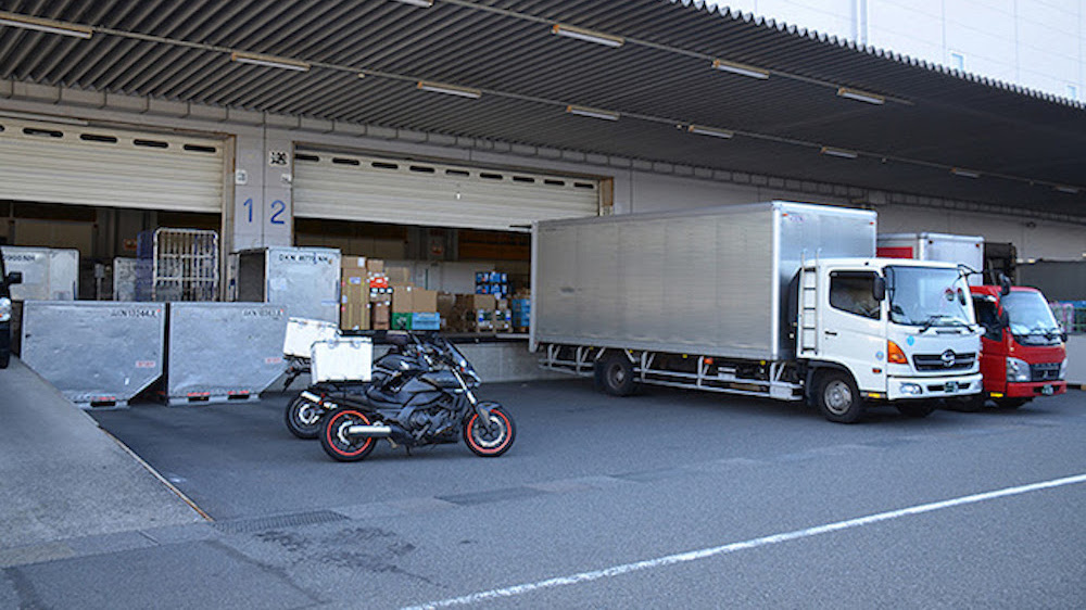 Photo NEC - Delivery vehicles loaded with maintenance parts