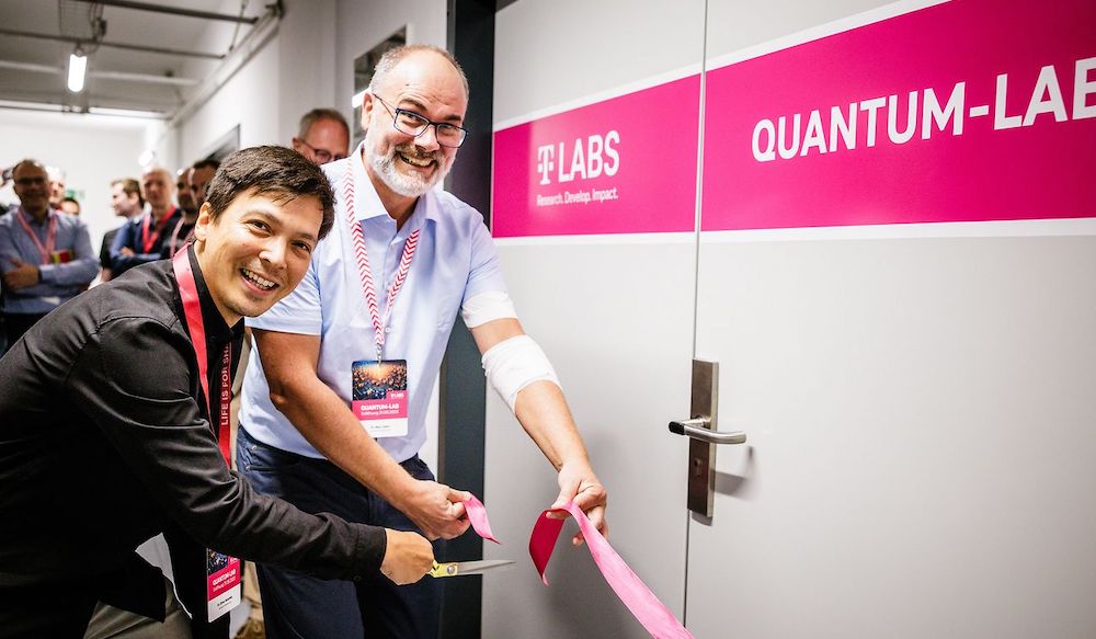 Oliver Holschke and Marc Geitz open the quantum lab of Deutsche Telekom © Deutsche Telekom/Reinaldo Coddou H. 2023 Oliver Holschke and Marc Geitz open the quantum lab of Deutsche Telekom © Deutsche Telekom/Reinaldo Coddou H. 2023