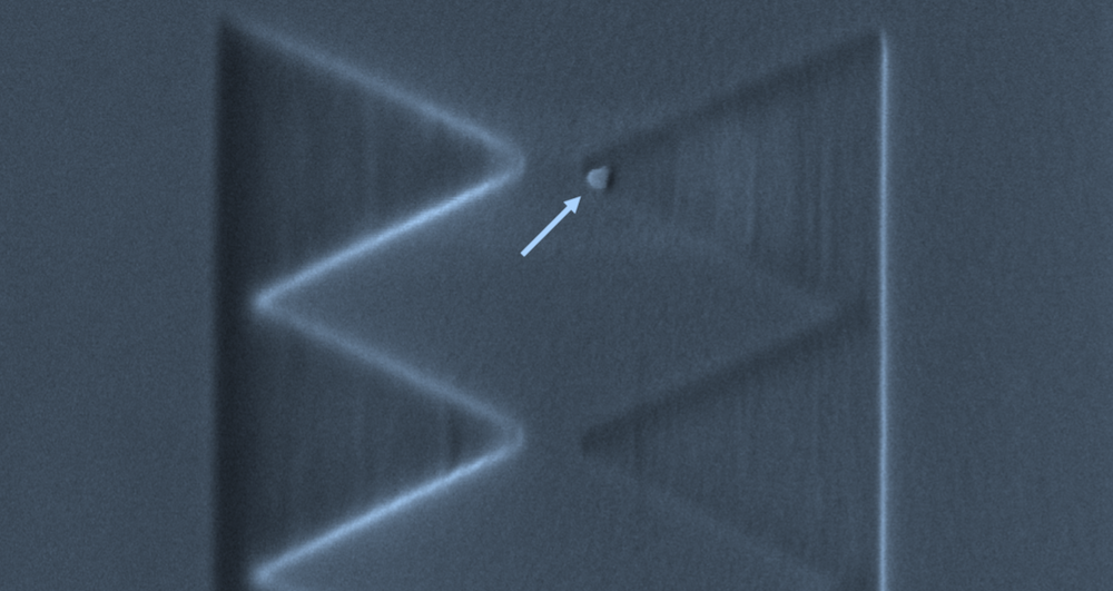 Electron microscopy image of a single qubit of about 50 nanometre size (indicated by the arrow) positioned with nanometre-scale precision on a silicon wafer surface.