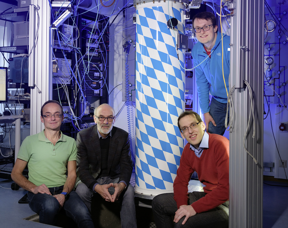 The WMI team (from left to right: Dr. Achim Marx, Prof. Dr. Rudolf Gross, Dr. Frank Deppe, Dr. Kirill Fedorov) in front of the dilution refrigerator used for the experiments. Photo Robert Brembeck / WMI