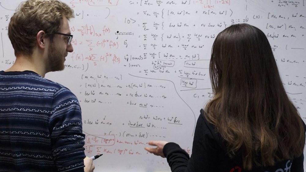 New protocols can speed up near-term quantum computers Koen Groenland from CWI developed protocols for near-term, few qubit quantum computers. Here he discusses the physics of quantum computers with fellow researcher Yfke Dulek. Picture: Bob Bronshoff.