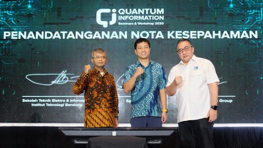Prof. Dwi H. Widyantoro as School of Electrical Engineering and Informatics Bandung Institute of Technology (SEEI-ITB), Chune Yang Lum as Chief Executive Officer (CEO) of SpeQtral and Mirza Whibowo Soenarto as Chairman of Kennlines Capital Group officially started the collabotation to foster awareness of the benefits of Quantum Communication Technology and broad telecommunications network security in Indonesia.